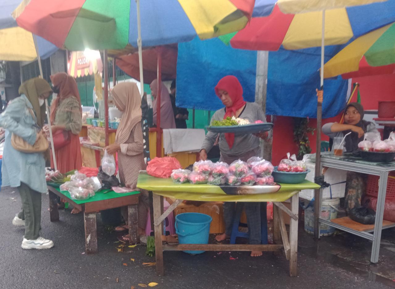 Jelang Ramadan di Gresik, Pembersih Rumput dan Penjual Bunga Musiman Ketiban Berkah