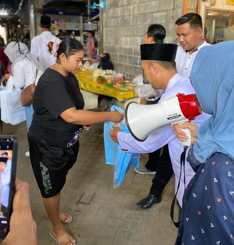 Gerebek Kantong Plastik di Pasar Tradisonal, DLH Gresik Bagikan 2000 Tas Ramah Lingkungan Gratis