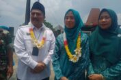 Tak Peduli Banjir, Ibu-Ibu PKK Antusias Sambut Istri Bupati Gresik Lakukan Penilaian Nawakarsa Award