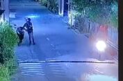 Terekam CCTV, Motor Parkir Amblas Digasak Maling di Gresik