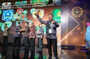 Terima Penghargaan UHC Award 2023, Bupati Gresik Minta Faskes harus Optimal