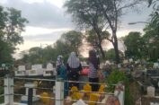 Peziarah Padati Pemakaman di Gresik Jelang Ramadan 1444 H
