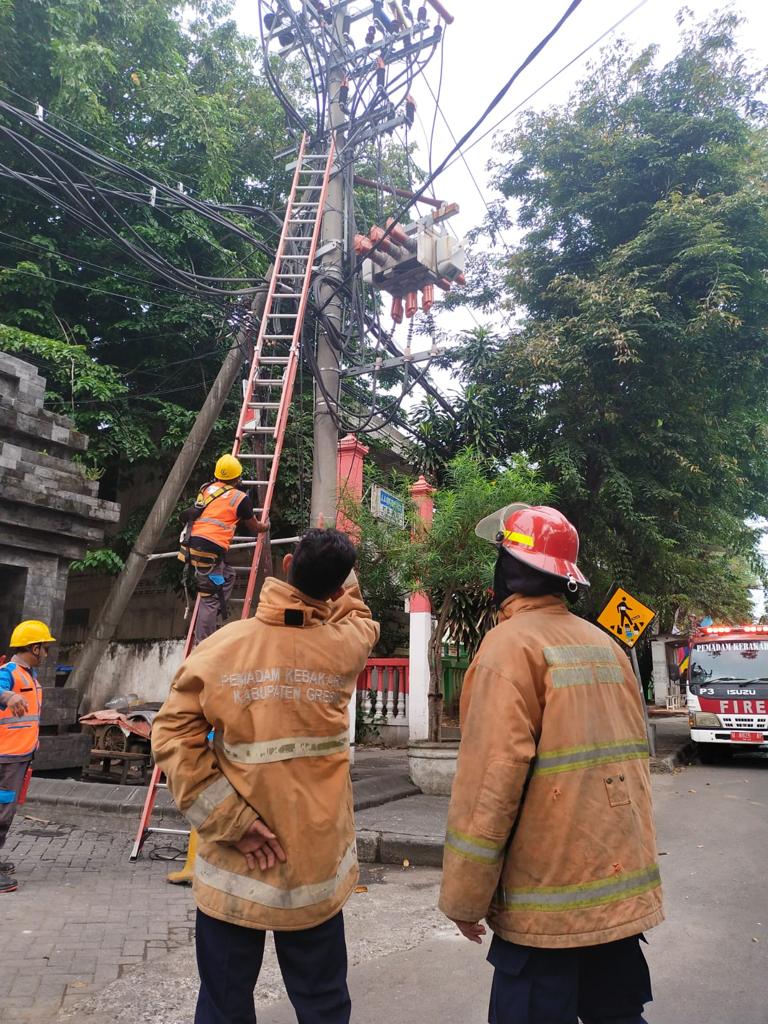 Jadi Sarang Burung, Travo Tiang Listrik Meledak di Gresik