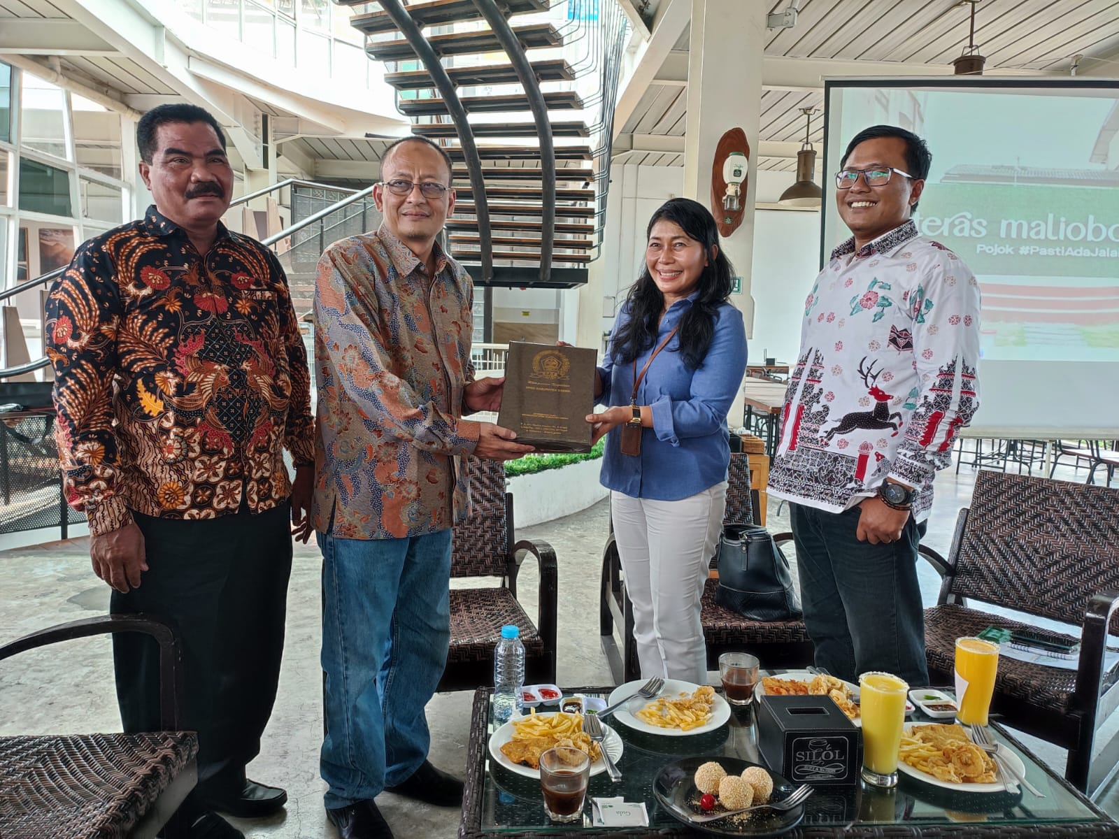 Penataan UMKM di Bandar Grisse, DPRD Gresik dan KWG Cari Referensi Konsep Malioboro
