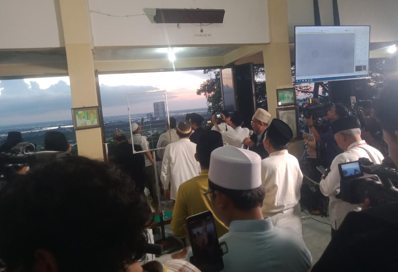 Empat Perukyat Berhasil Lihat Hilal di Bukit Condrodipo Gresik
