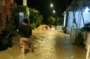 Sungai dalam Perumahan di Gresik Dangkal, Air Meluber Deras Genangi Jalan