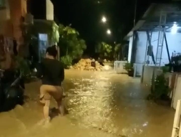 Sungai dalam Perumahan di Gresik Dangkal, Air Meluber Deras Genangi Jalan