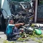 Truk Sereduk Pemotor dan Dump Truk di Gresik, 2 Orang Luka Terjepit