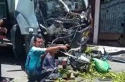 Truk Sereduk Pemotor dan Dump Truk di Gresik, 2 Orang Luka Terjepit