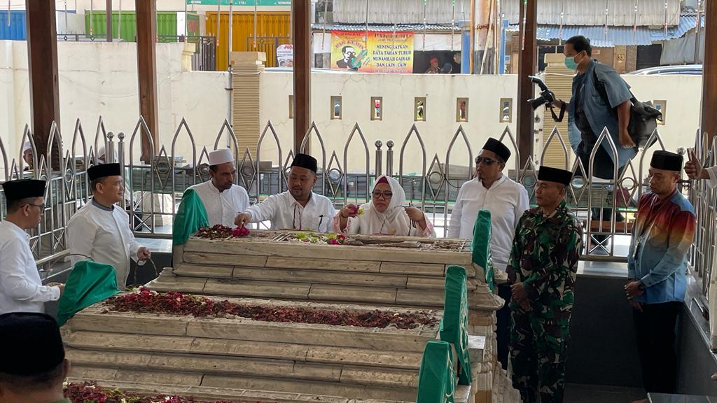Jelang HUT Pemkab ke-49 dan Hari Jadi Kota Gresik ke-536, Bupati Ziarah Makam Auliya’