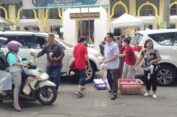 Bentuk Toleransi, Umat Kristiani Bagikan Ratusan Takjil Ramadan di Gresik