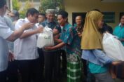 Dirut Petrokimia Gresik Turun Langsung Salurkan Ribuan Paket Sembako untuk Warga Ring Satu