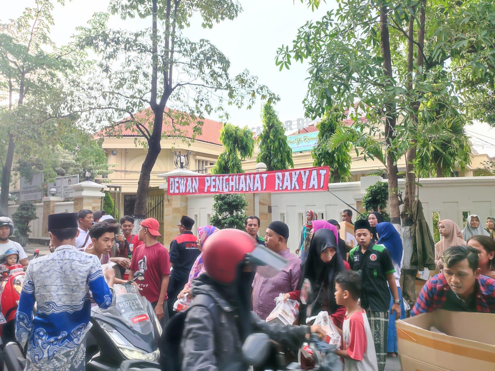 Gabungan Aktivis di Gresik Bagi Takjil Sembari Suarakan 11 Tuntutan