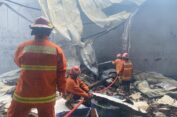Gudang Bahan Baku Kimia serta Oli dan Minyak Terbakar Hebat di Gresik
