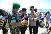Pengunjung Membludak, TNI-Polri Lakukan Pengamanan di Wisata Pantai Dalegan Gresik