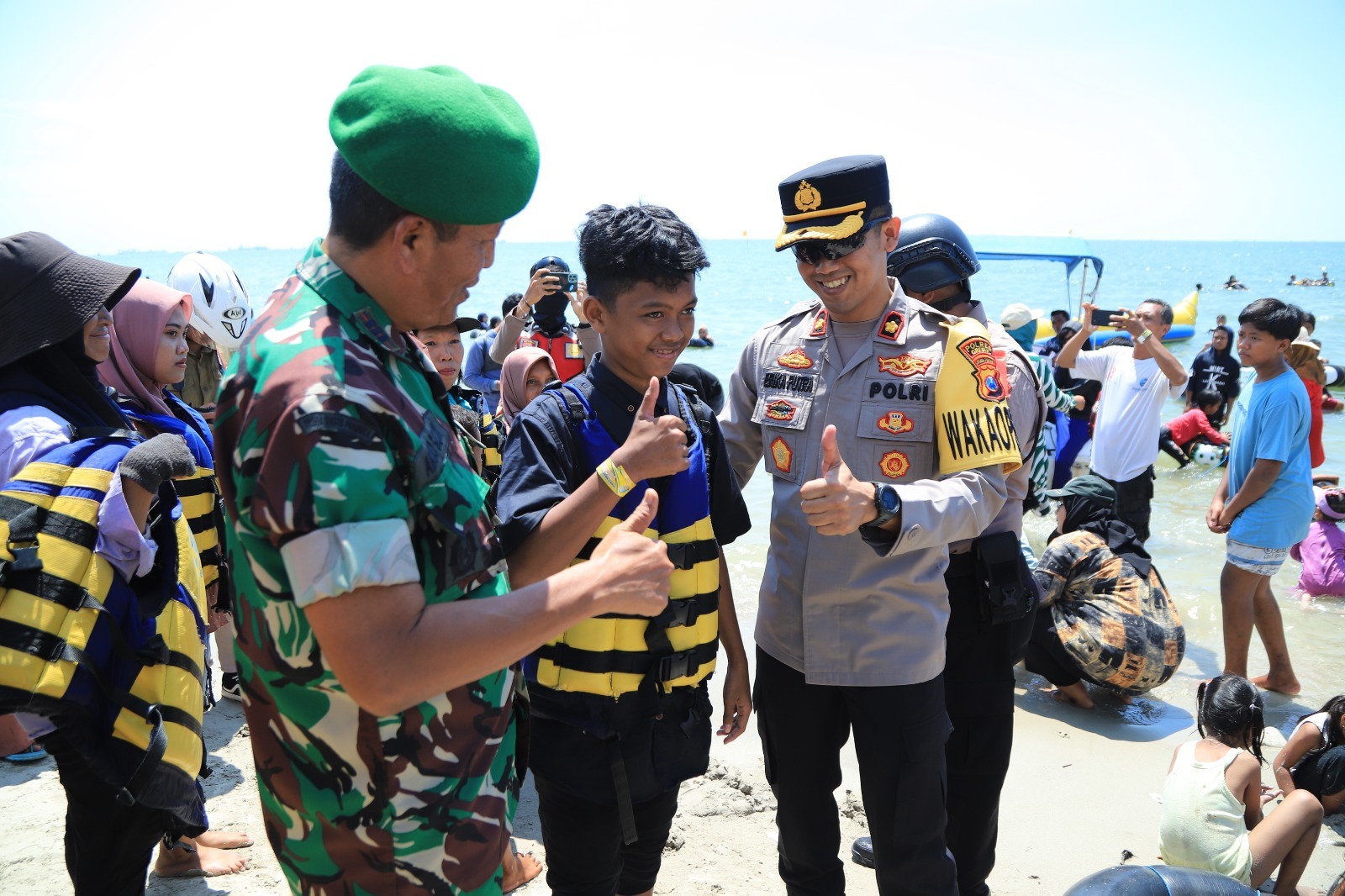 Pengunjung Membludak, TNI-Polri Lakukan Pengamanan di Wisata Pantai Dalegan Gresik