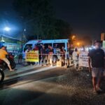 Warga di Gresik Blokade Jalan Buntut Proyek Pipa yang Dikerjakan Waskita Karya Makan Korban