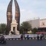 Tolak UU Cipta Kerja, Mahasiswa Gresik Aksi di Tugu Keris Sumilang Gandring
