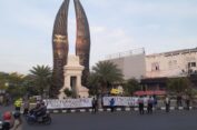 Tolak UU Cipta Kerja, Mahasiswa Gresik Aksi di Tugu Keris Sumilang Gandring