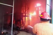 Diduga Konsleting Listrik, Gudang Pabrik Plastik Terbakar di Gresik