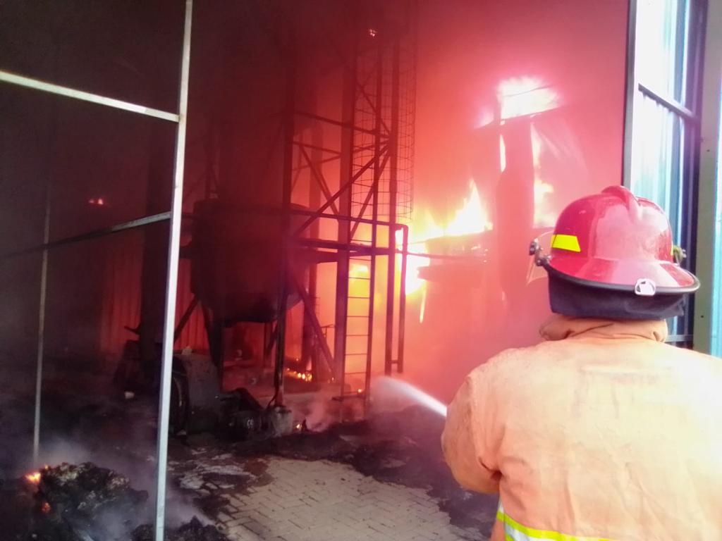 Diduga Konsleting Listrik, Gudang Pabrik Plastik Terbakar di Gresik