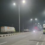 Truk Odol Mokong Parkir Liar di Depan Pintu Tol Cerme Gresik