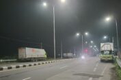 Truk Odol Mokong Parkir Liar di Depan Pintu Tol Cerme Gresik