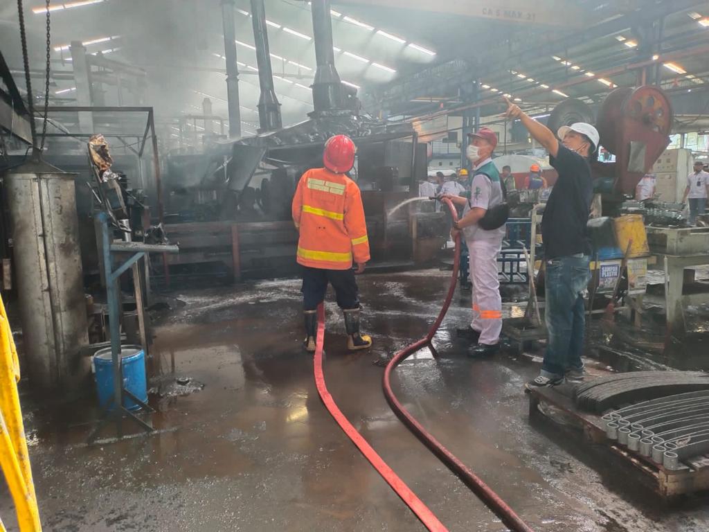 Nyalakan Mesin Persiapan Produksi, PT Indospring Gresik Terbakar
