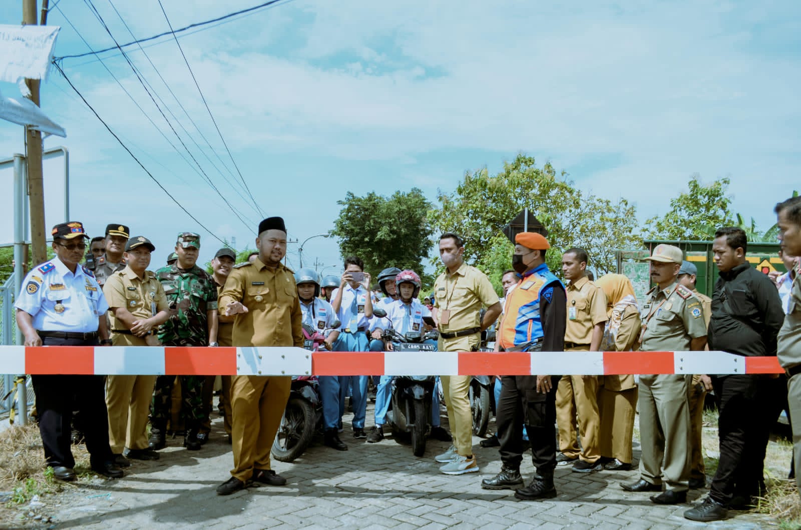 Bupati Gresik Pilih Proyek Populis dengan Inisiatif Pasang Palang Pintu Perlintasan KA