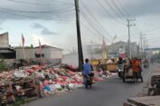Alat Berat DLH Gresik Bermasalah, Sampah Menggunung di Belakang Pasar Menganti