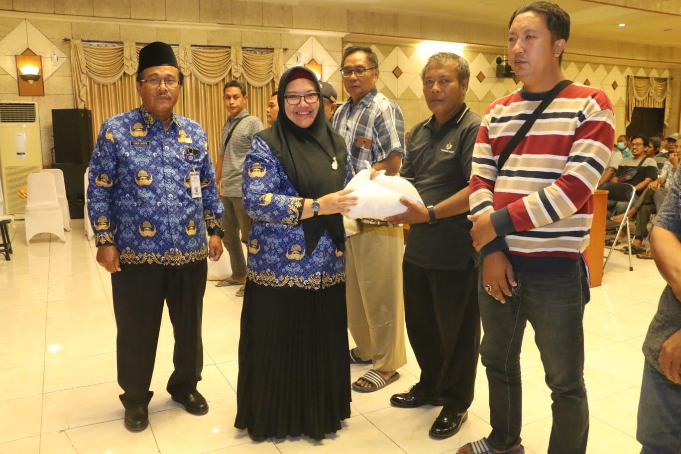 Pemkab Gresik Beri Sembako untuk Sopir Angkot dan Angdes Sembako
