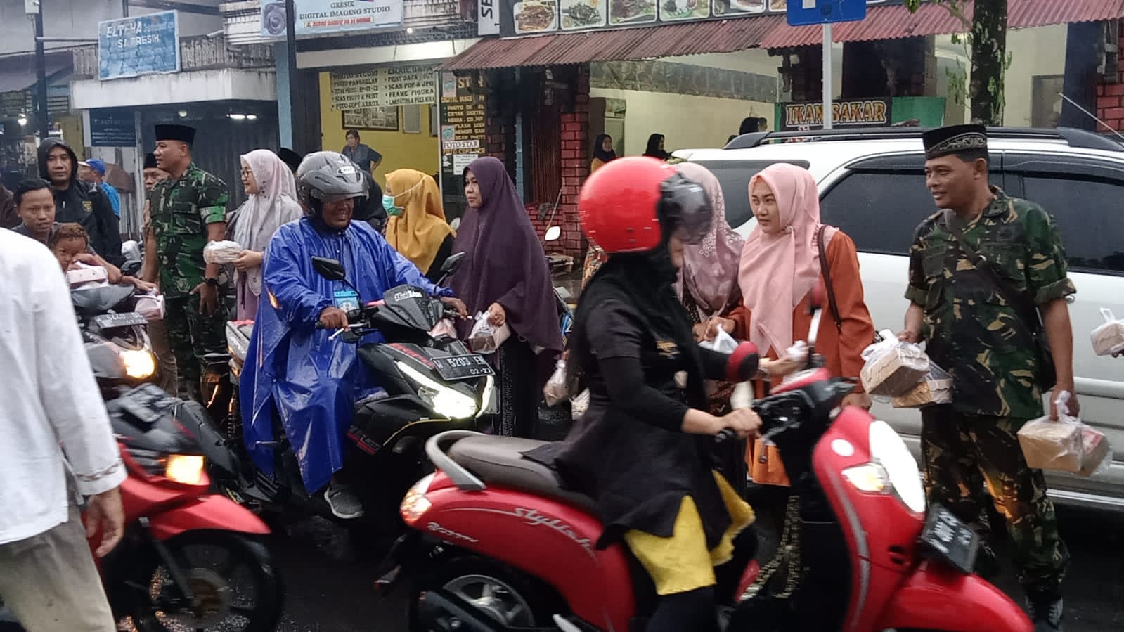 KWG dan Kodim 0817 Gresik Bagikan Takjil di Bandar Grisse