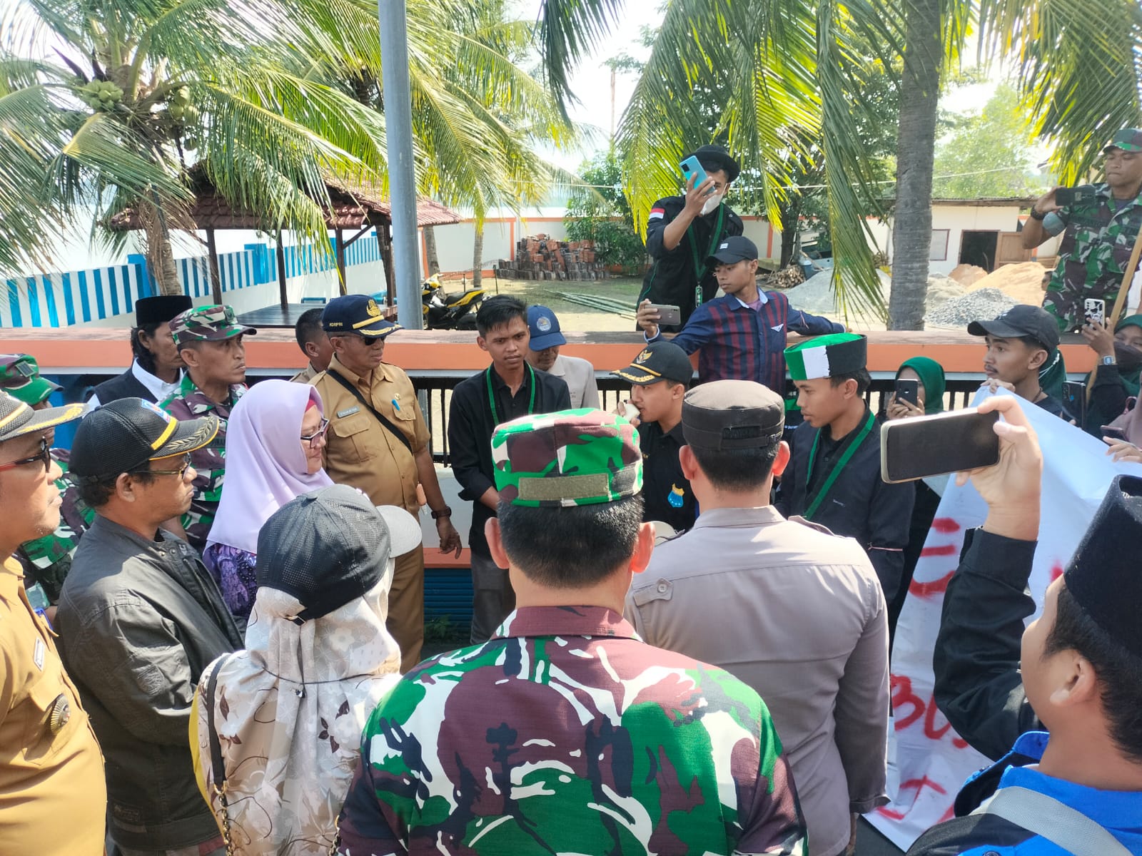 Tuntut Turunkan Harga Tiket Kapal Cepat, Mahasiswa Hadang Wakil Bupati Gresik