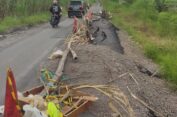 Sudah Diperbaiki Bahu Jalan Ambles Lagi, Warga di Gresik Pasang Potongan Kayu