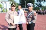 Kapolres Gresik Beri Penghargaan Personel Berprestasi dan Warga Bantu Kinerja Polisi