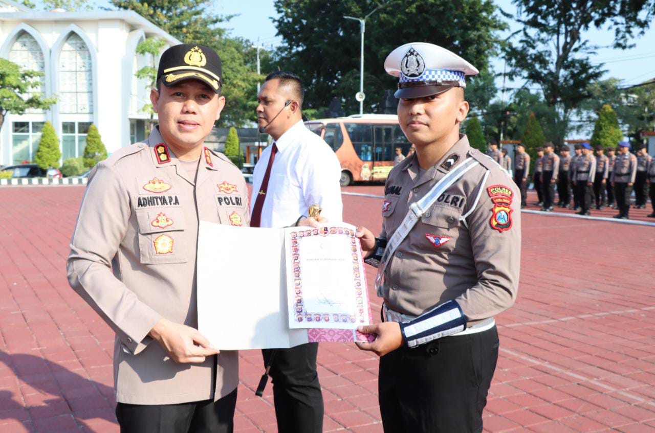 Kapolres Gresik Beri Penghargaan Personel Berprestasi dan Warga Bantu Kinerja Polisi