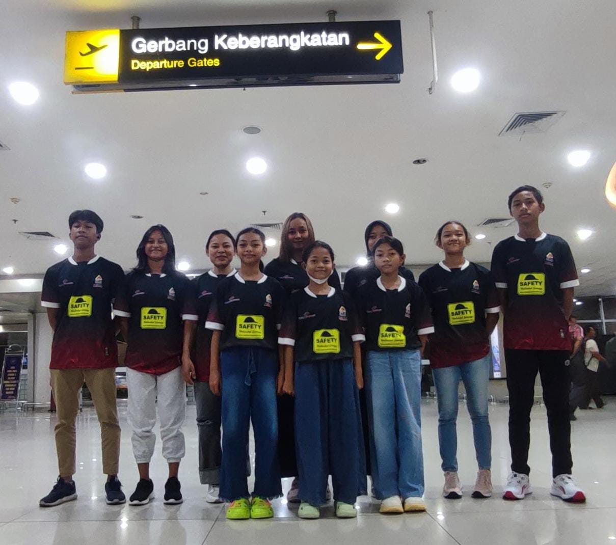 Asah Mental Tanding, 10 Atlet Panjat Tebing Cilik Gresik Ikuti Kompetisi Internasional di Singapura
