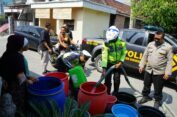 Warga Alami Krisis Air Bersih, Polres Gresik Kirim Bantuan 4 Truk Tangki