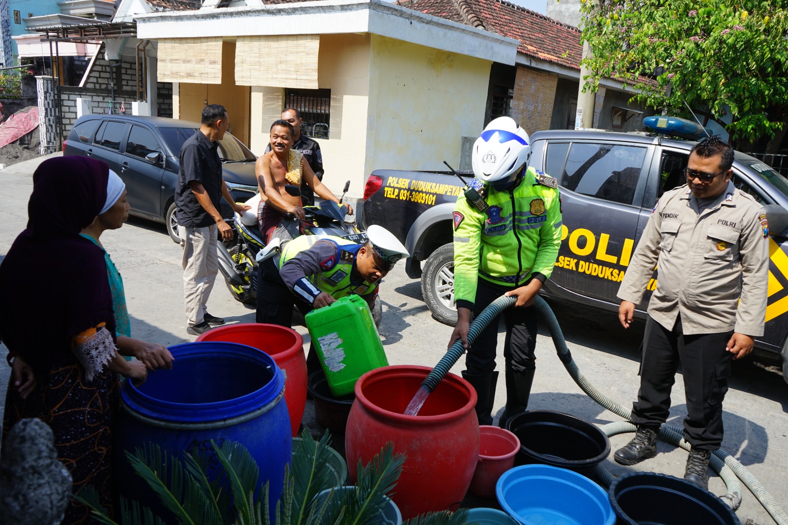 Warga Alami Krisis Air Bersih, Polres Gresik Kirim Bantuan 4 Truk Tangki