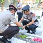 Jelang HUT Bhayangkara ke-77, Polres Gresik Tabur Bunga ke TMP dan Kunjungi Anggota Sakit
