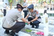 Jelang HUT Bhayangkara ke-77, Polres Gresik Tabur Bunga ke TMP dan Kunjungi Anggota Sakit
