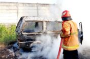 Akibat Konsleting Listrik, Minibus di Gresik Hangus Jadi Rongsokan