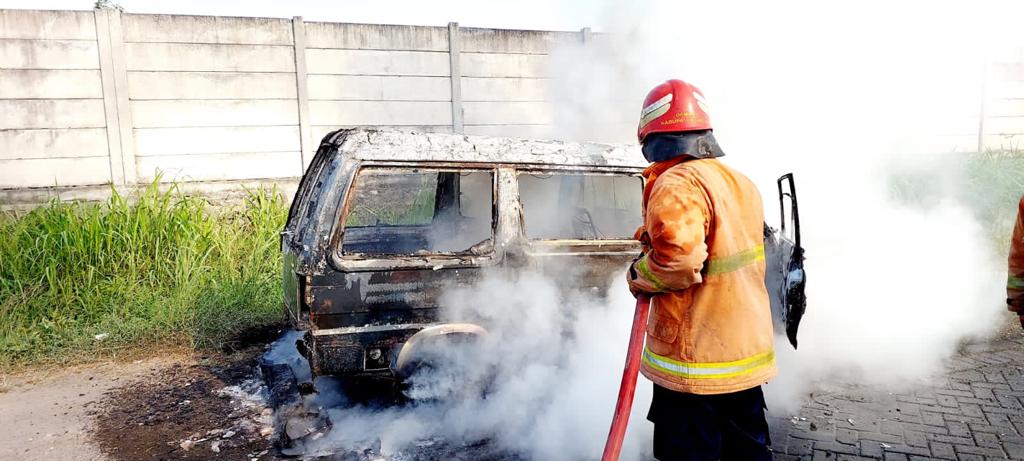Akibat Konsleting Listrik, Minibus di Gresik Hangus Jadi Rongsokan