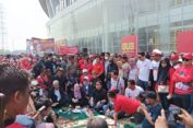 Bagikan 2024 Nasi Krawu Gratis, Ini Pesan Ganjar Pranowo untuk Anak Muda Gresik