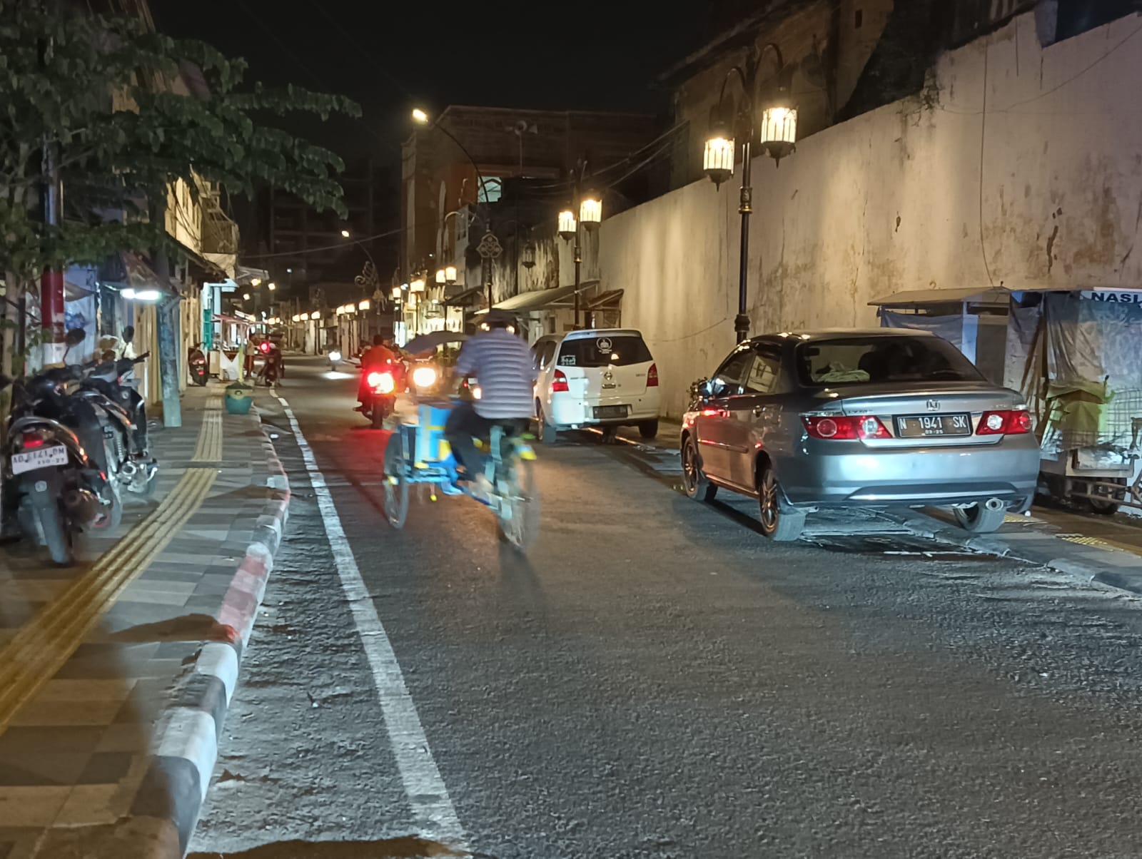 Banyak Parkir Kendaraan Pribadi Ngawur Rusak Keindahan Bandar Grisse