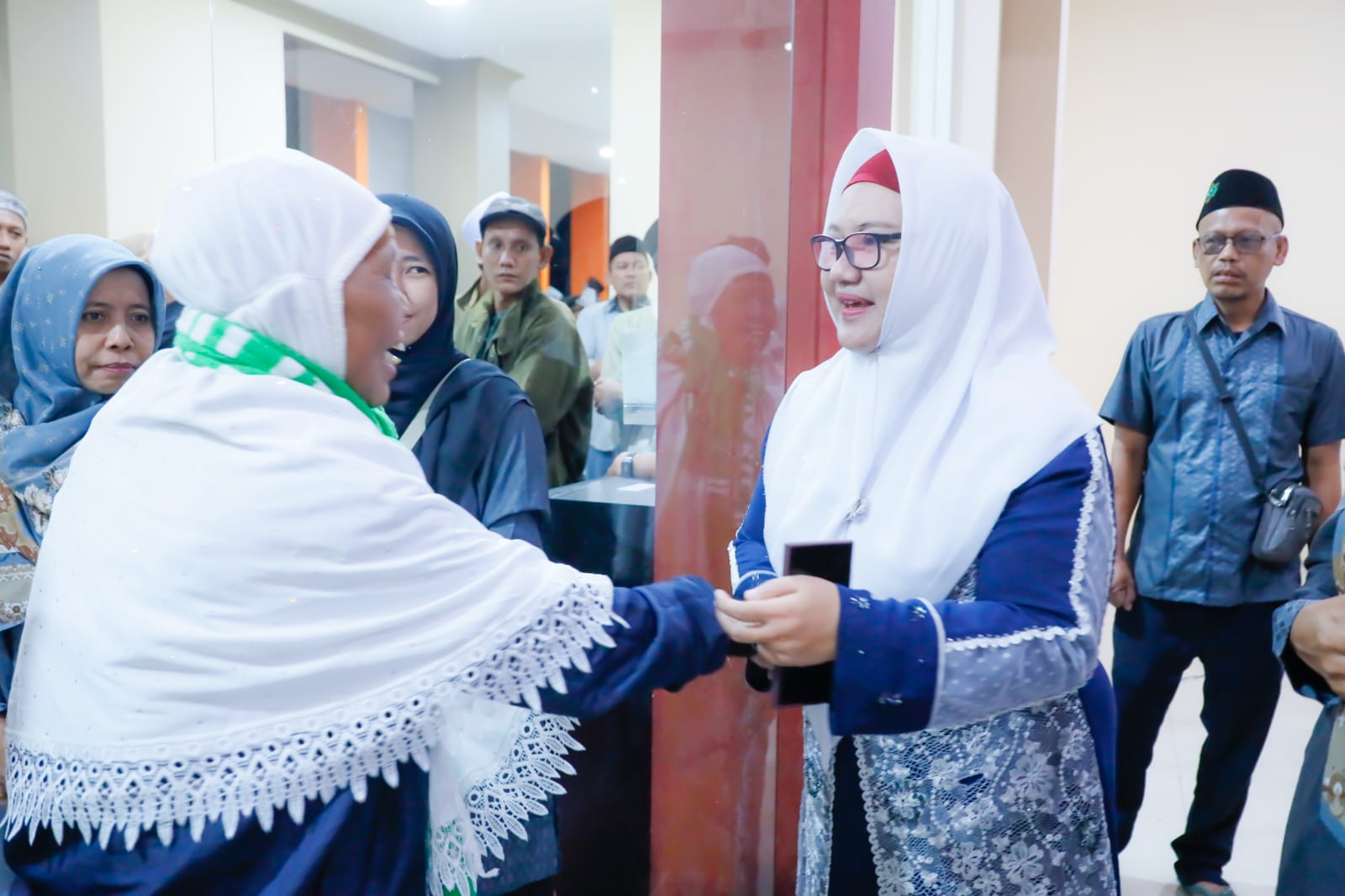 Bu Min Sambut Kedatangan 110 Jamaah Haji KBIHU MWC NU Bungah