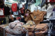 Penjualan Seragam Sekolah di Pasar Gresik Tak Seramai Sebelum Covid-19