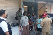Warga Resah, Satpol PP Gresik Tegur Pengamen dan Gelandangan Tidur Sembarangan