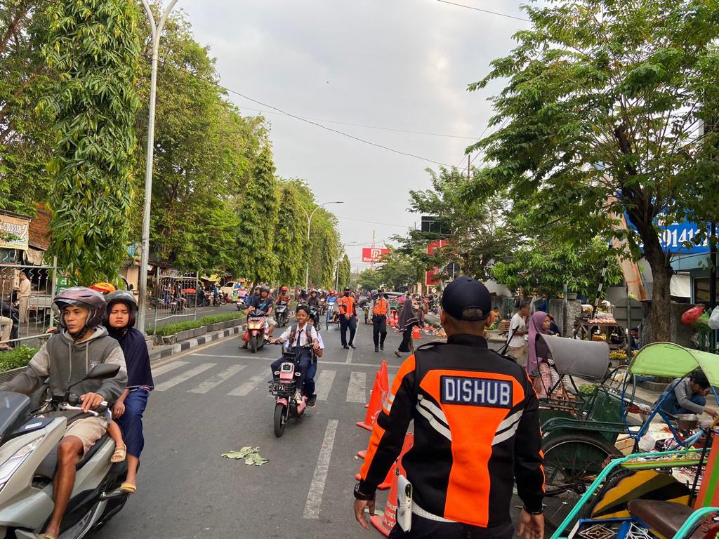 Dishub Gresik Kewalahan Tertibkan Pedagang Hingga Pembeli Mokong di Depan PBG