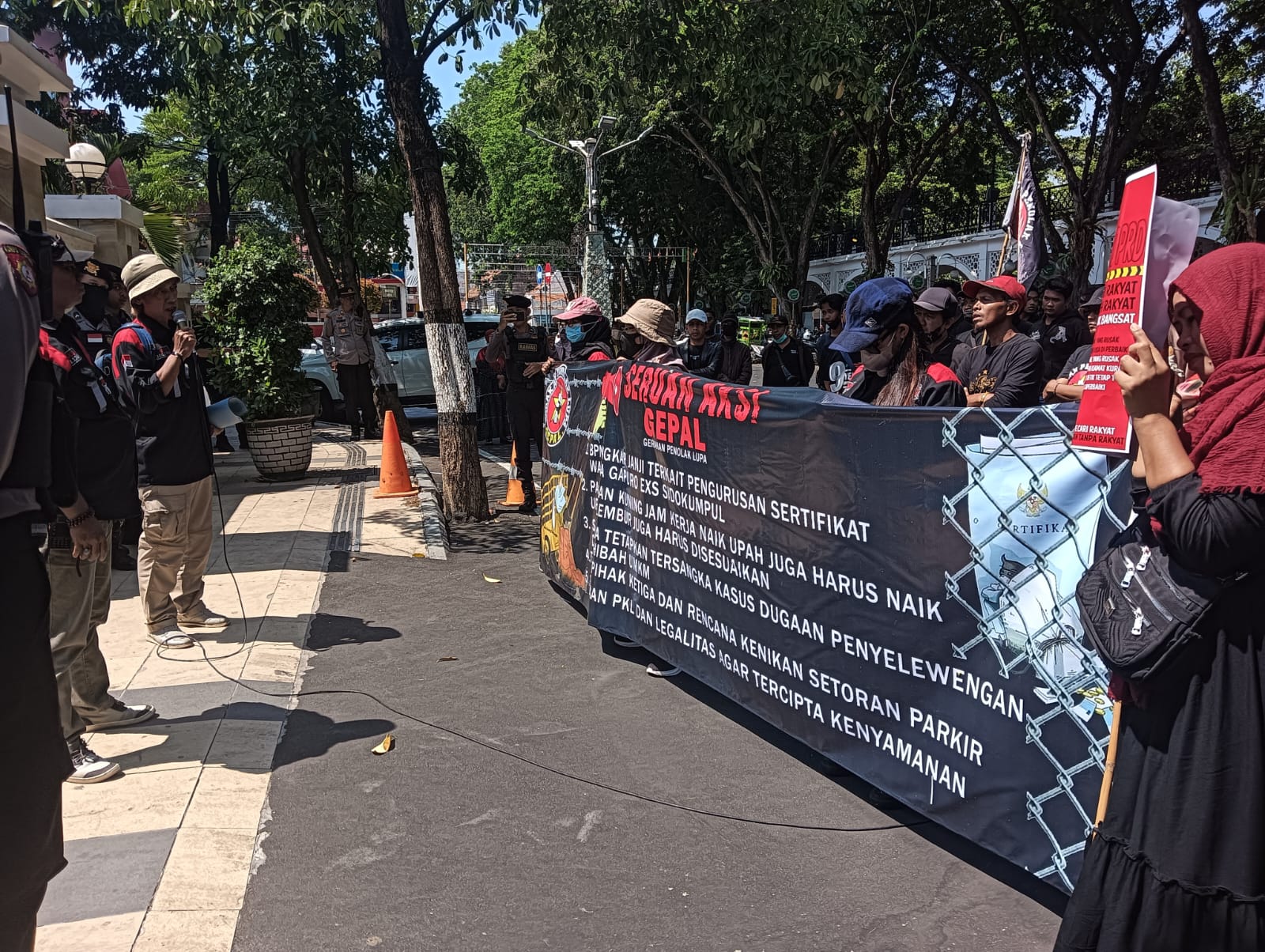 Sembilan Tuntutan Dibawa Tukang Parkir hingga Pasukan Kuning ke DPRD Gresik